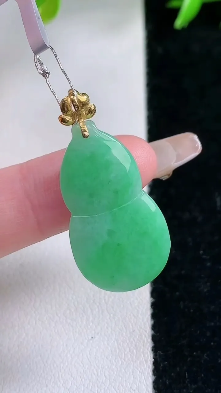 天然A货翡翠葫芦吊坠，尺寸26-15-5.9，重量:4.82g
1月30日