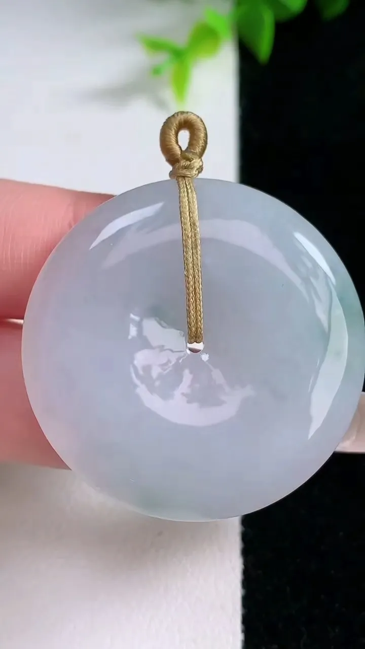 天然A货翡翠飘花平安扣吊坠，尺寸37.2-5.4，重量:17.09g
1月30日