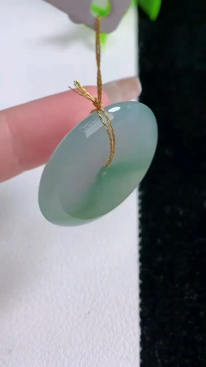 天然A货翡翠平安扣吊坠，尺寸26.4-5.7，重量:8.54g
1月30日