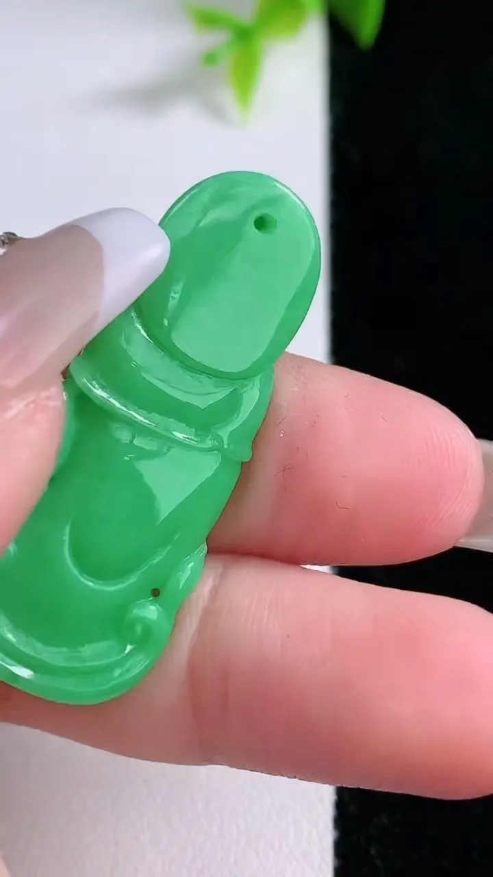 天然A货翡翠观音菩萨吊坠，尺寸39-16.5-5.5，重量:7.18g
1月30日