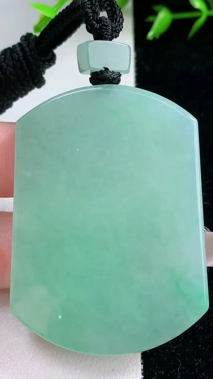 天然A货翡翠无事牌吊坠，尺寸52.6-38.7-5.8，重量:39.55g
1月30日