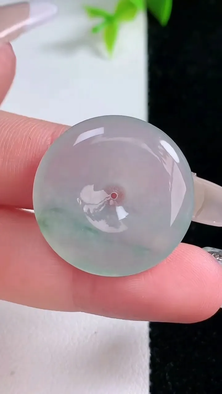 天然A货翡翠冰种飘花平安扣吊坠，尺寸25.7-4.4，重量:6.06g
1月30日