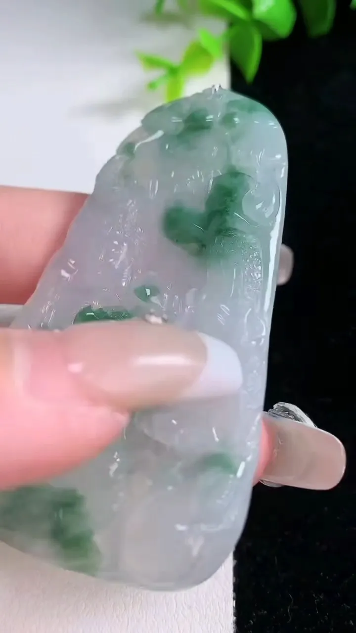 天然A货翡翠冰种飘花祥龙大势至菩萨吊坠，尺寸65.2-42.5-5.5，重量:32.13g
1月30