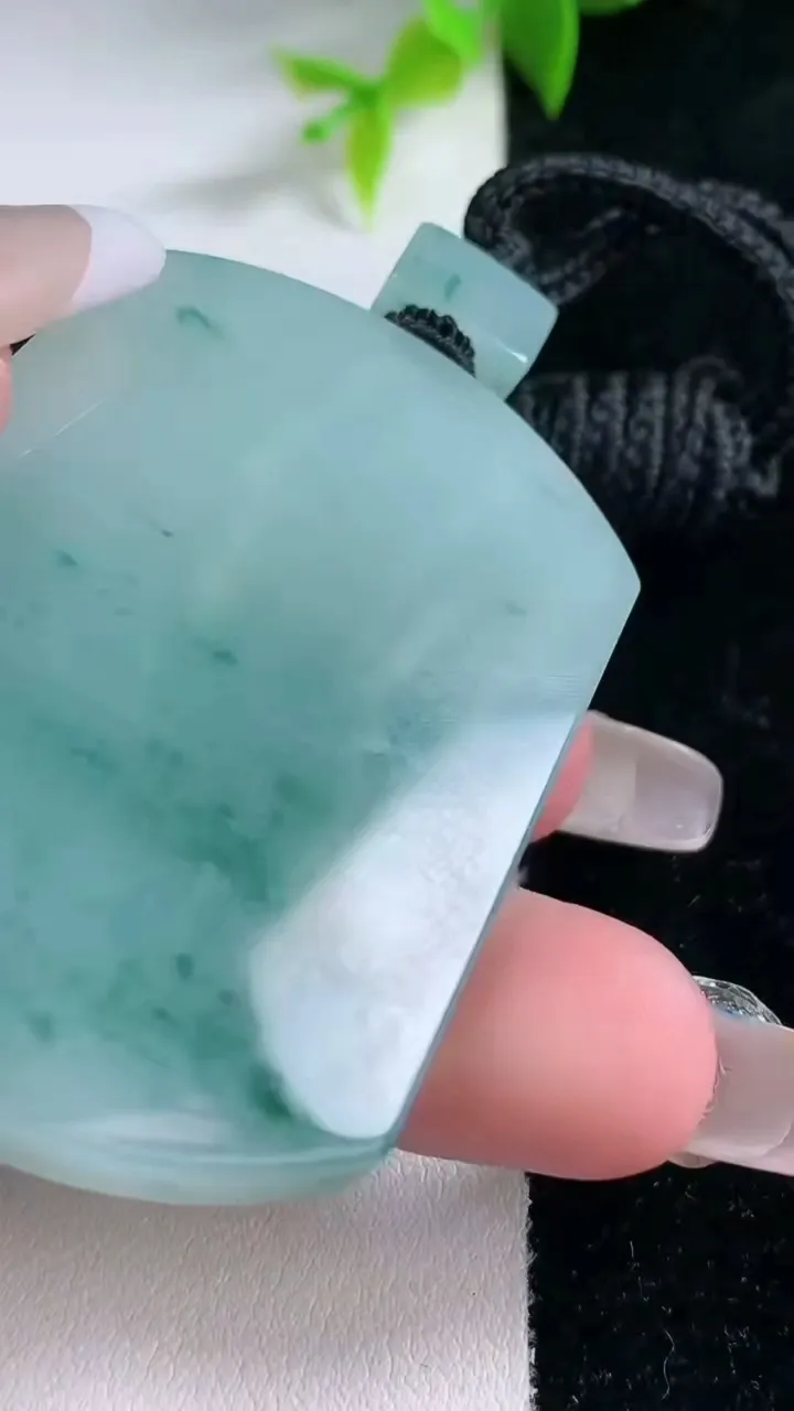 天然A货翡翠飘花仿古无事牌吊坠，尺寸54-39.2-5.6，重量:40.34g
1月30日