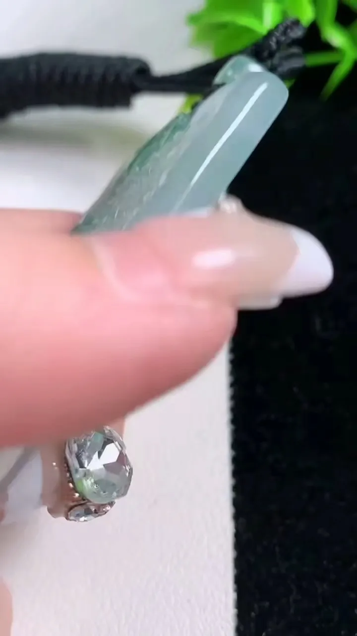 天然A货翡翠种飘花山水牌吊坠，尺寸65.7-42.2-5，重量:42.76g
1月30日