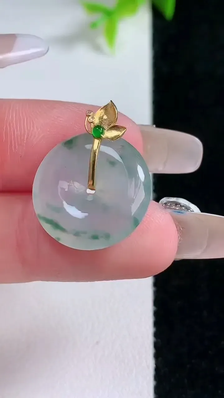 天然A货翡翠种飘花平安扣吊坠，尺寸18-4.3，重量:3.14g
1月30日