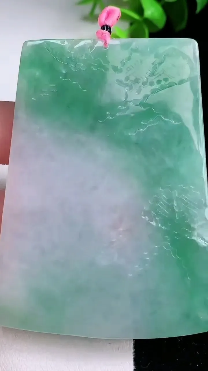 天然A货翡翠山水牌吊坠，尺寸71.7-51-6.2，重量:58.67g
1月30日