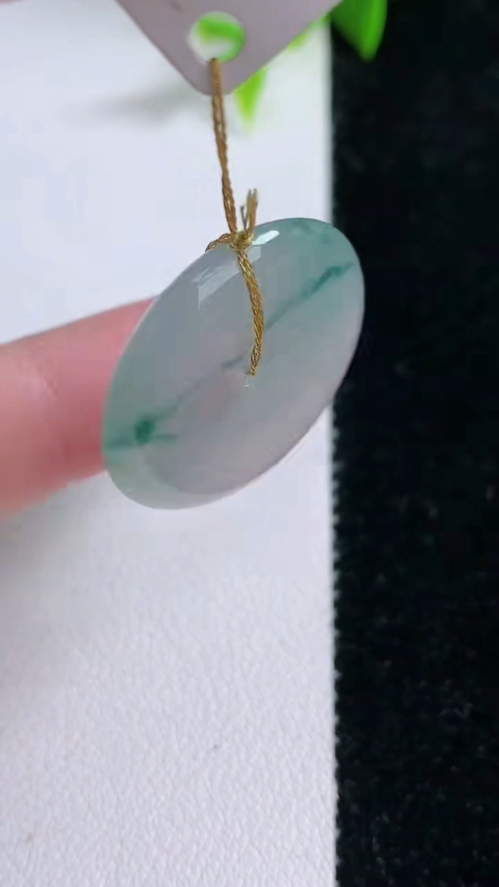 天然A货翡翠冰种飘花平安扣吊坠，尺寸25.5-5，重量:7.01g
1月30日