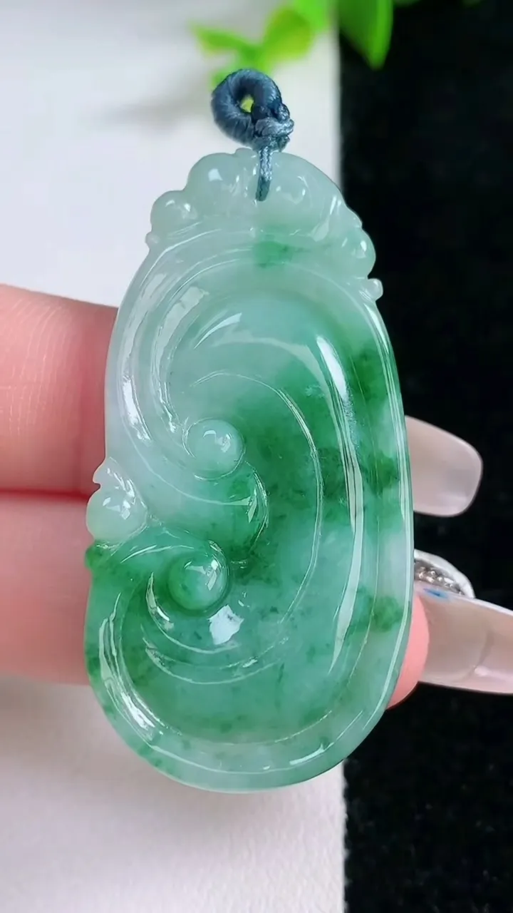 天然A货翡翠如意吊坠，尺寸46.7-23.4-6.5，重量:12.89g
1月30日