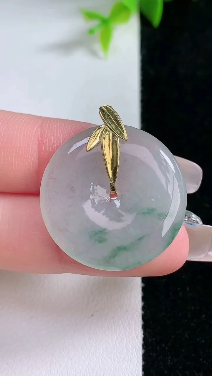 天然A货翡翠18K金飘花平安扣吊坠，尺寸26-4.2，重量:7.41g
1月30日