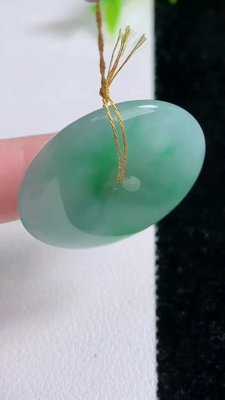 天然A货翡翠平安扣吊坠，尺寸30.7-6，重量:12.48g
1月30日