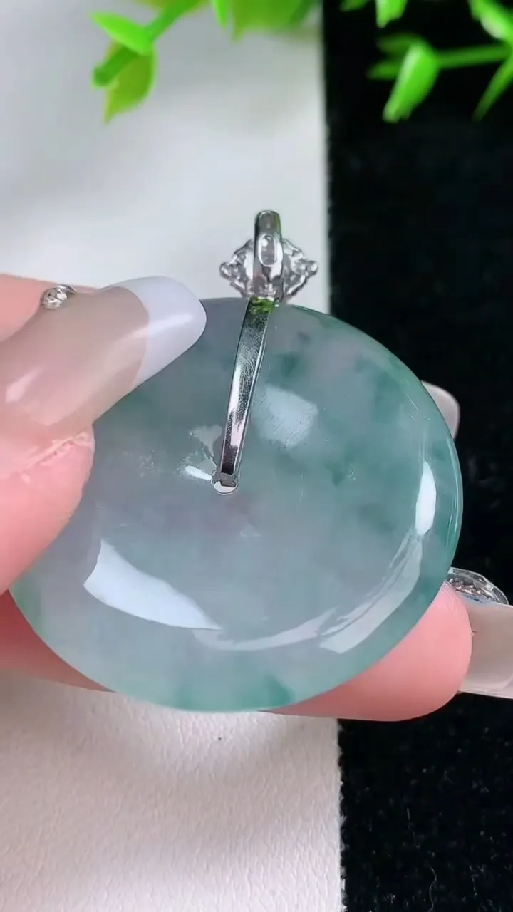 天然A货翡翠种飘花平安扣吊坠，尺寸36.6-5.7，重量:19.20g
1月30日