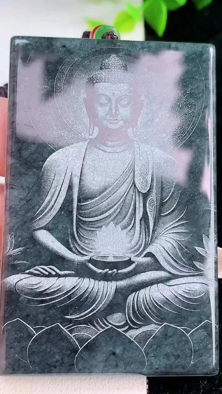 天然A货翡翠墨翠大日如来吊坠，尺寸68.2-43.2-7.2，重量:77.50g
1月30日