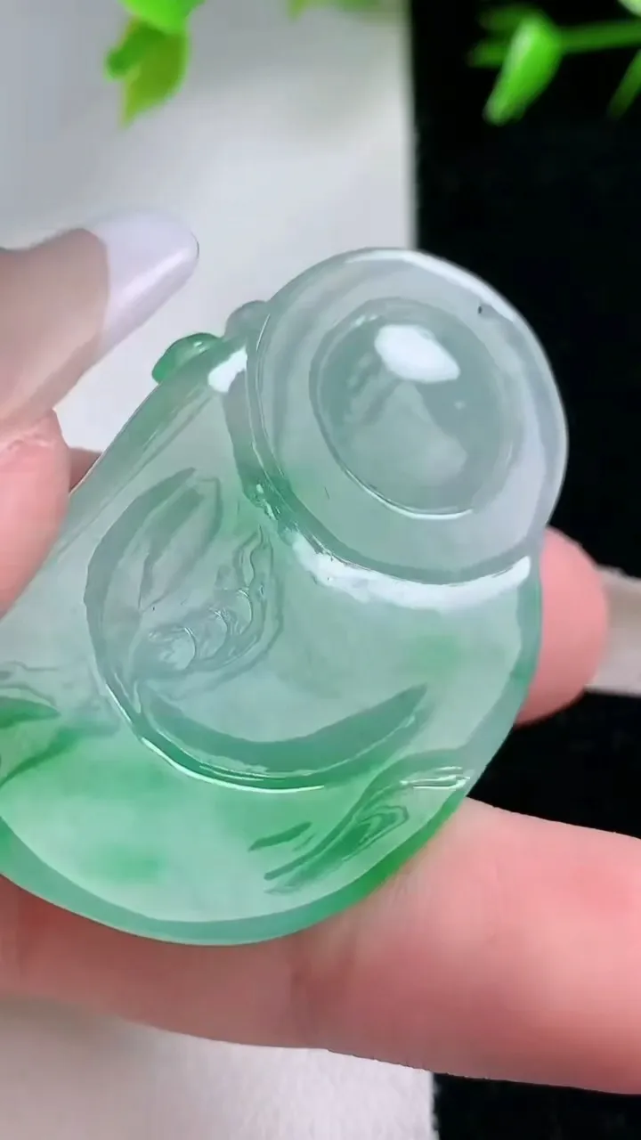 天然A货翡翠财神爷吊坠，尺寸42.7-26.8-6，重量:14.46g
1月30日