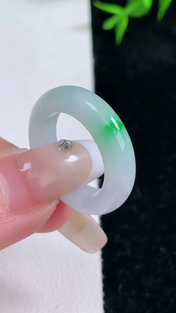 天然A货翡翠指环戒指，尺寸17.3-5.6-4，重量:4.72g2026年1月30日
工厂直销收藏佳品,种好水足，色泽均匀，有种有色，上手高大气！