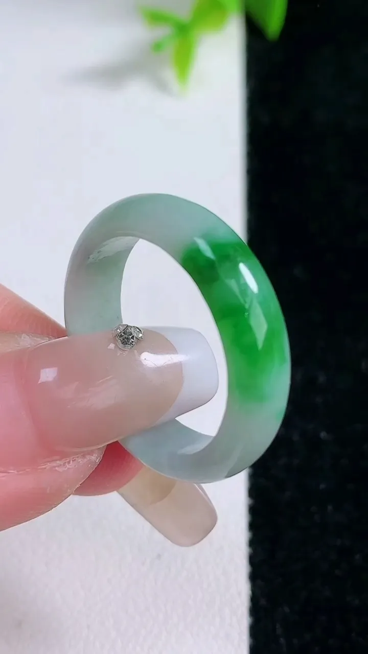 天然A货翡翠指环戒指，尺寸20.3-5.5-3，重量:4.03g2026年1月30日
工厂直销收藏佳