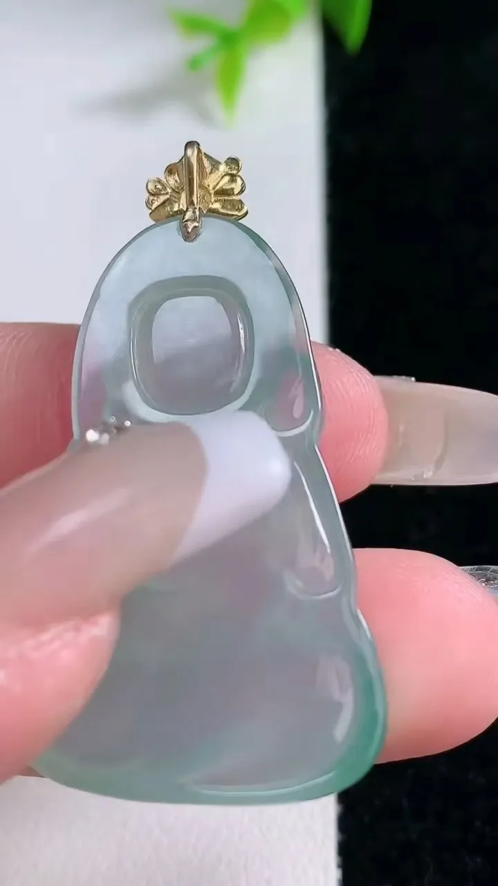 天然A货翡翠大势至菩萨吊坠，尺寸38.8-23.5-5，重量:9.15g
1月30日