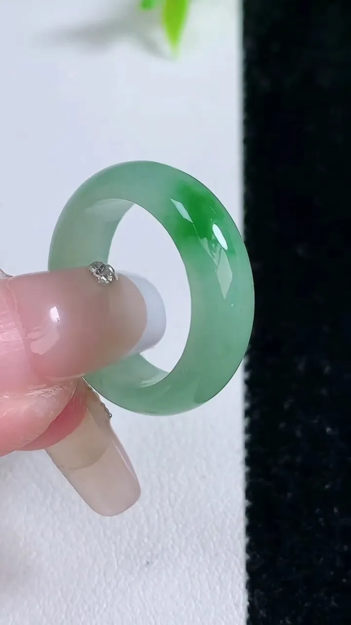 天然A货翡翠指环戒指，尺寸17.7-6.6-3，重量:4.23g2026年1月30日
工厂直销收藏佳品,种好水足，色泽均匀，有种有色，上手高大气！