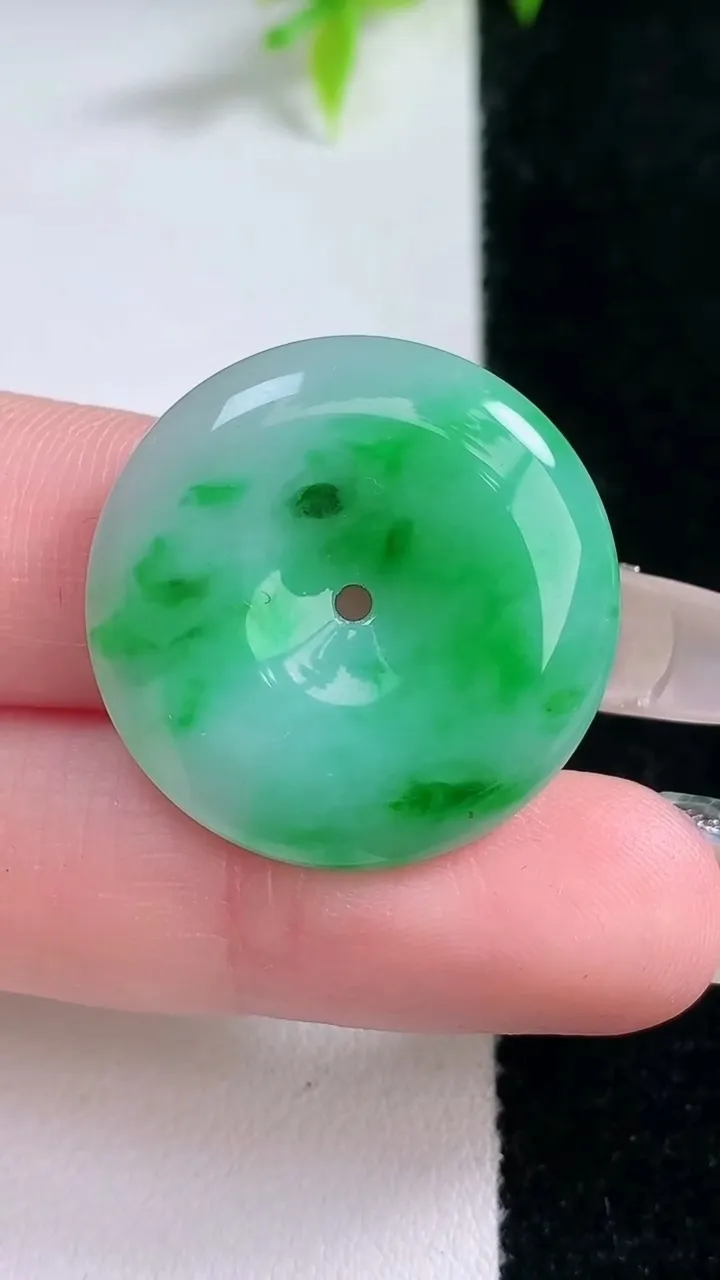 天然A货翡翠平安扣吊坠，尺寸26.2-5.4，重量:7.85g
1月30日