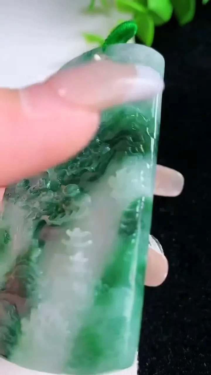 天然A货翡翠山水牌吊坠，尺寸68.6-43.4-5，重量:32.69g
1月30日