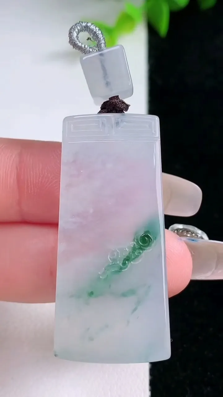 天然A货翡翠冰种飘花仿古无事牌吊坠，尺寸41-18.8-5，重量:13.34g
1月30日