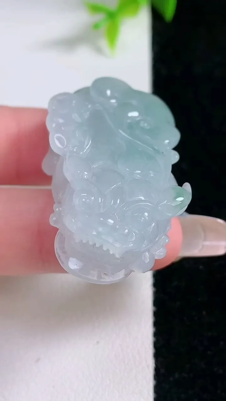 天然A货翡翠貔貅吊坠，尺寸34.8-17-12，重量:16.40g
1月30日