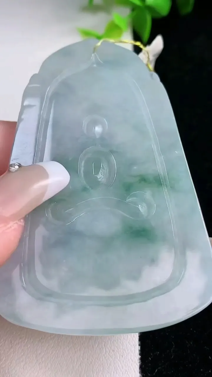 天然A货翡翠冰种飘花大日如来吊坠，尺寸69-44.5-6.3，重量:38.95g
1月30日