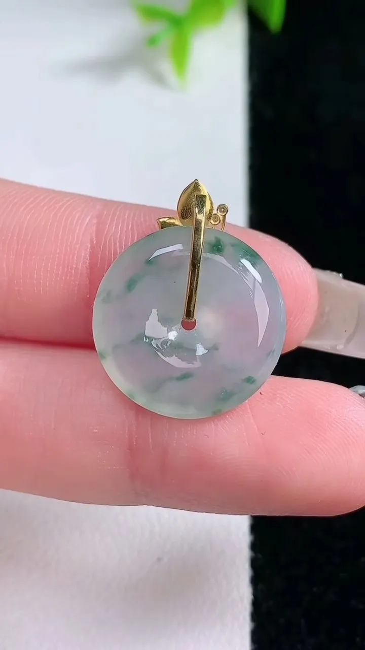 天然A货翡翠种飘花平安扣吊坠，尺寸18-4.3，重量:3.14g
1月30日