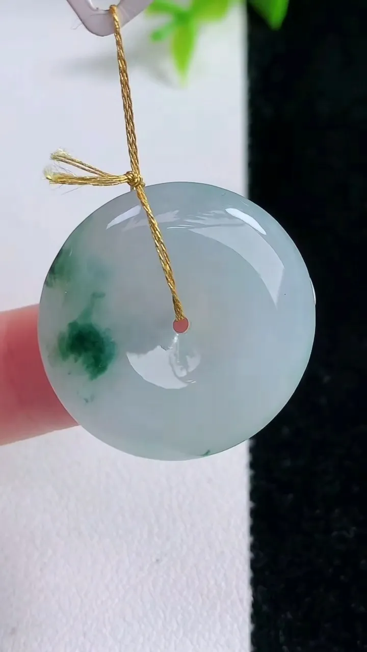 天然A货翡翠飘花平安扣吊坠，尺寸25.8-5.4，重量:7.48g
1月30日