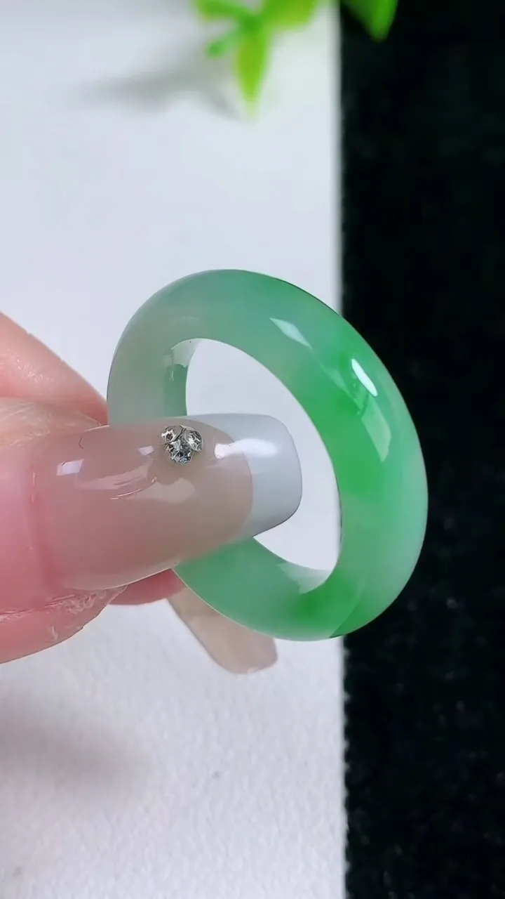 天然A货翡翠指环戒指，尺寸17.6-5.8-4，重量:5.02g2026年1月30日
工厂直销收藏佳品,种好水足，色泽均匀，有种有色，上手高大气！