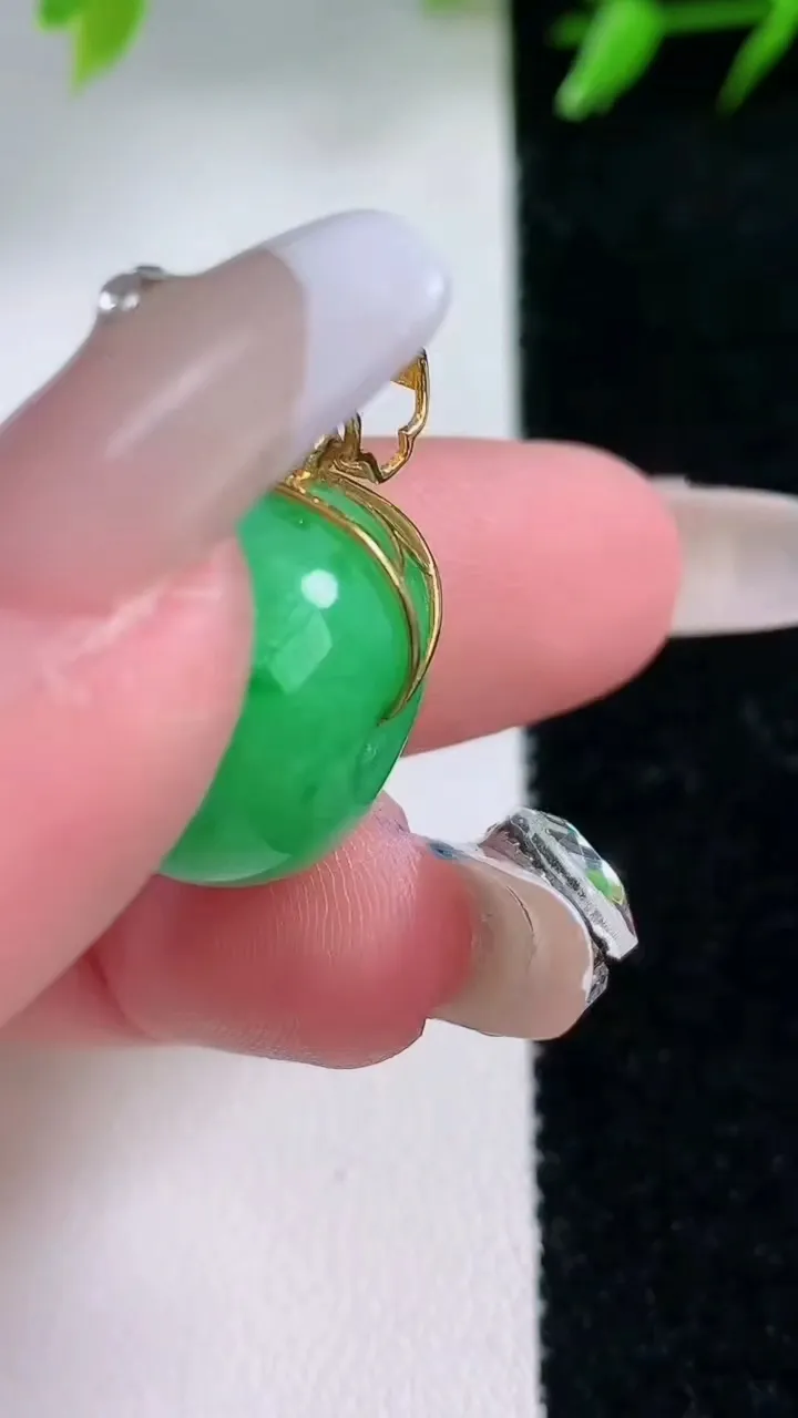 天然A货翡翠路路通吊坠，尺寸17.2-13，重量:9.23g
1月30日