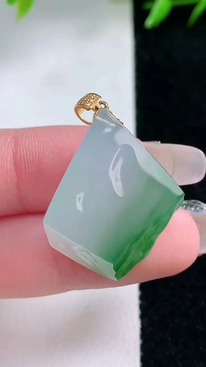 天然A货翡翠原石吊坠，尺寸24.8-20.2-10.6，重量:9.32g
1月30日