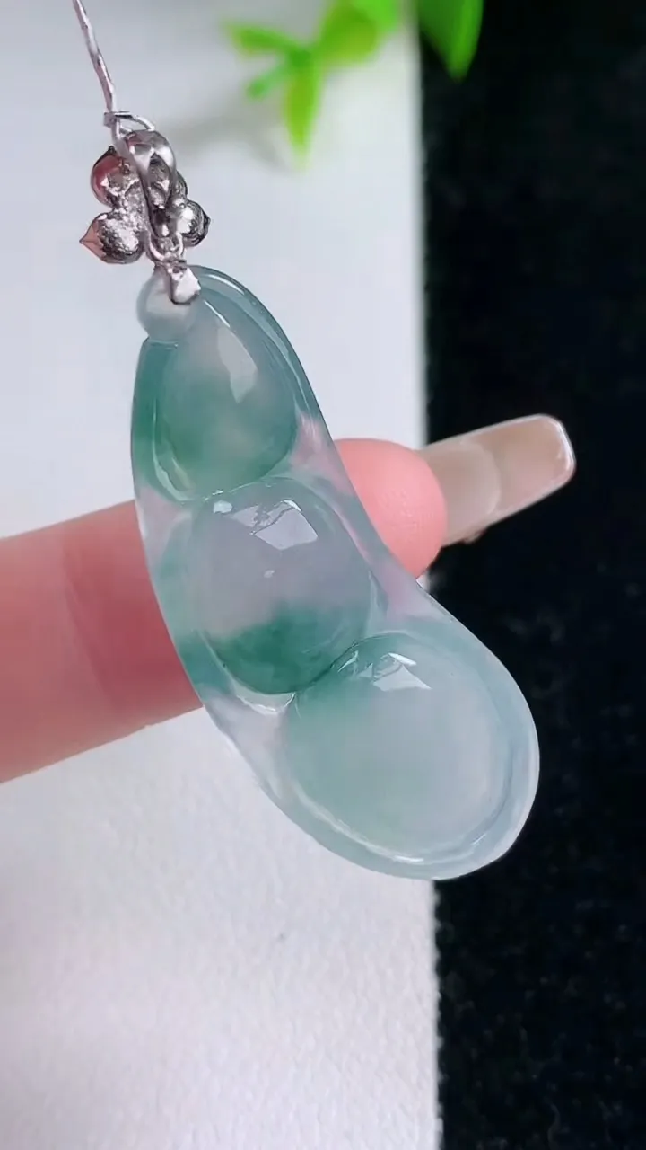 天然A货翡翠种飘花福豆吊坠，尺寸35.3-13.3-6.4，重量:6.34g
1月30日