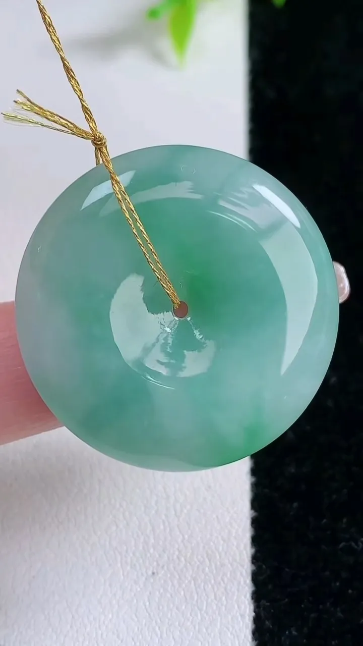 天然A货翡翠平安扣吊坠，尺寸30.7-6，重量:12.48g
1月30日