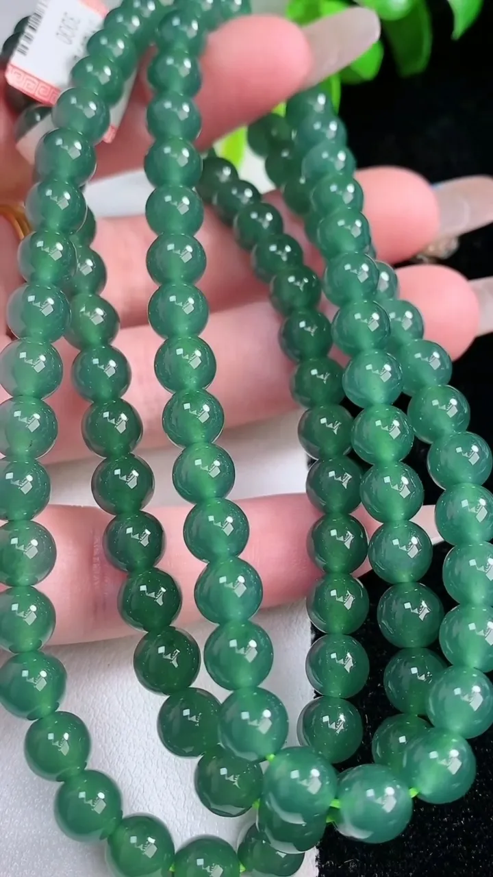 天然A货翡翠圆珠项链，尺寸6.8-108颗，重量:59.89g
1月30日