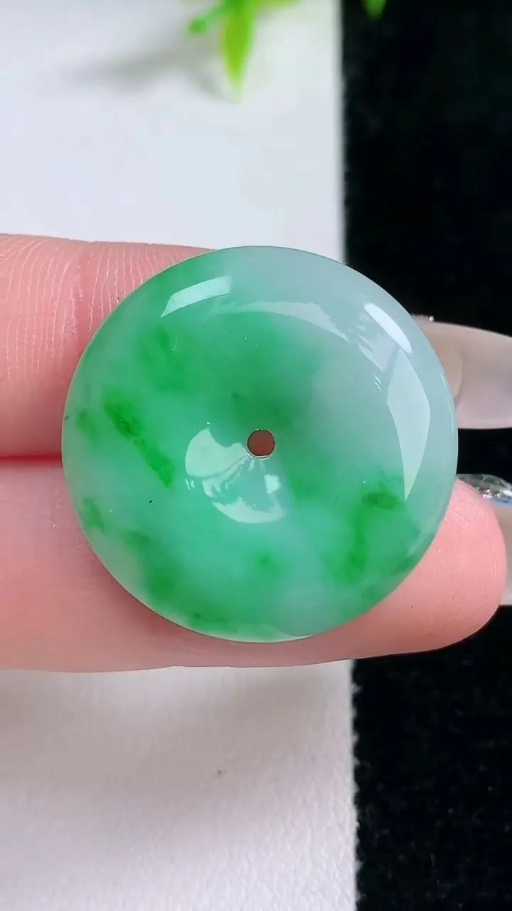 天然A货翡翠平安扣吊坠，尺寸26.2-5.4，重量:7.85g
1月30日