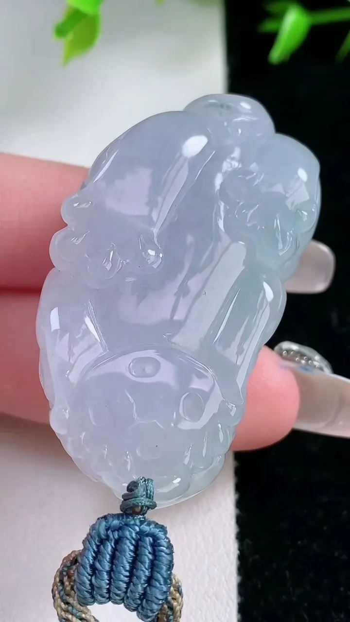 天然A货翡翠貔貅吊坠，尺寸46.5-24.6-15.2，重量:39.48g
1月30日