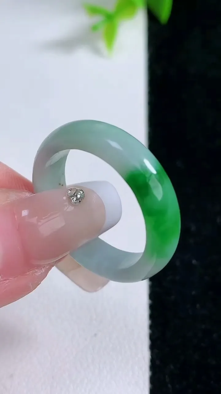 天然A货翡翠指环戒指，尺寸20.3-5.5-3，重量:4.03g2026年1月30日
工厂直销收藏佳品,种好水足，色泽均匀，有种有色，上手高大气！