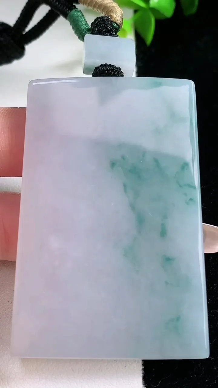 天然A货翡翠飘花无事牌吊坠，尺寸61.3-40.7-6.3，重量:57.86g
1月30日