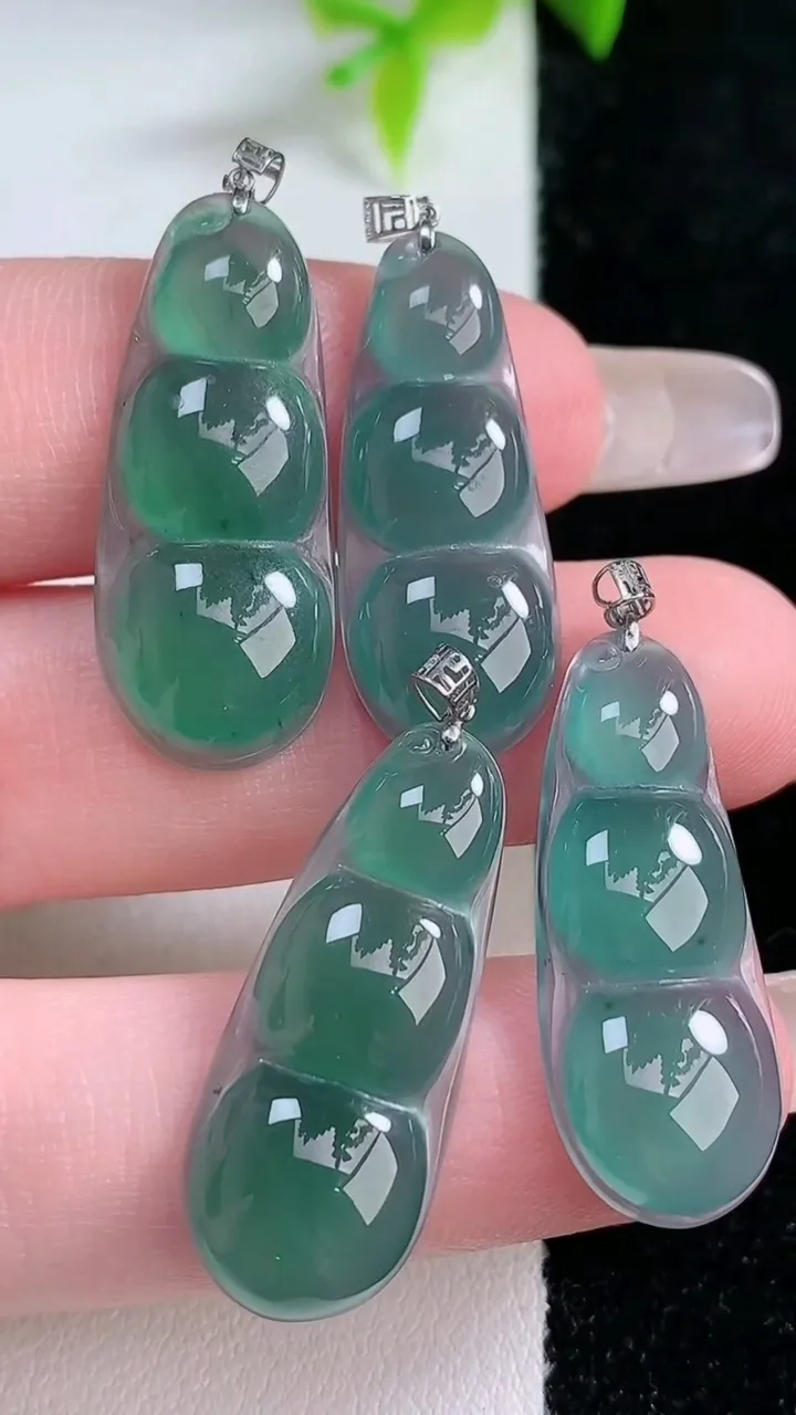 天然A货翡翠福豆吊坠一手，尺寸26.5-11-3.7，重量:8.65g
1月30日