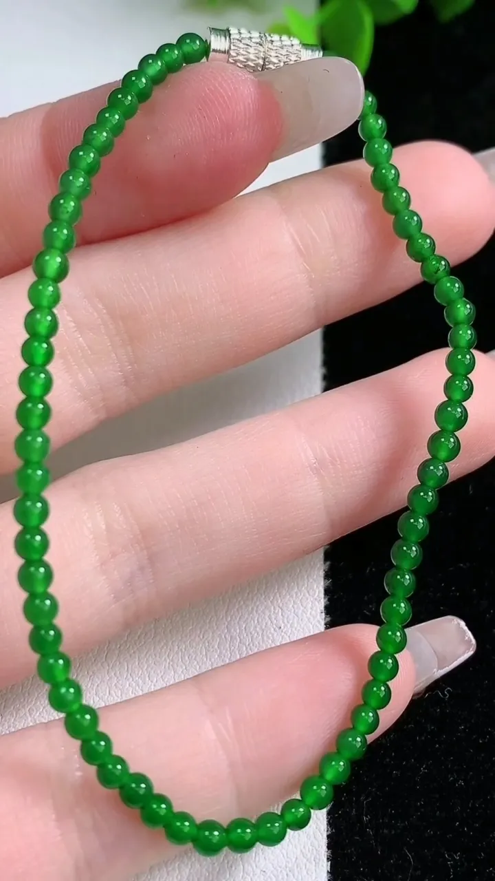天然A货翡翠小米珠手串，尺寸3，重量:3.27g1月30日
工厂直销收藏佳品,种好水足，色泽均匀，有种有色，上手高大气！
