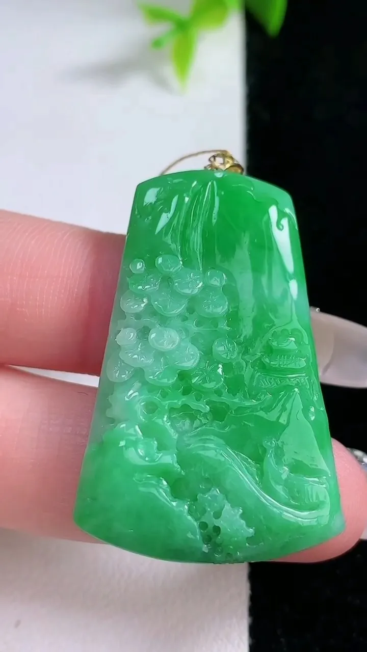 天然A货翡翠山水牌吊坠，尺寸39.4-24-7.6，重量:13.19g
1月30日