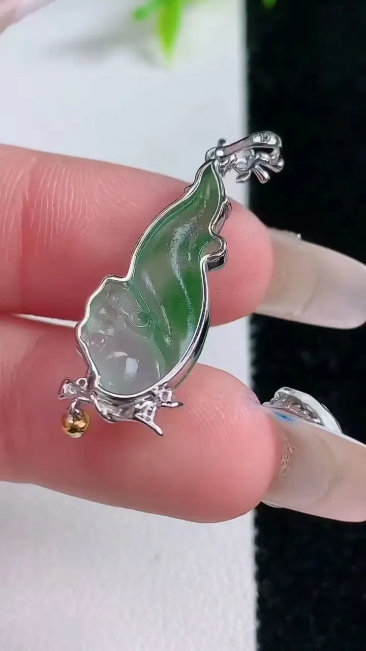 天然A货翡翠松鼠吊坠，尺寸30.6-10.5-4，重量:2.09g
1月30日