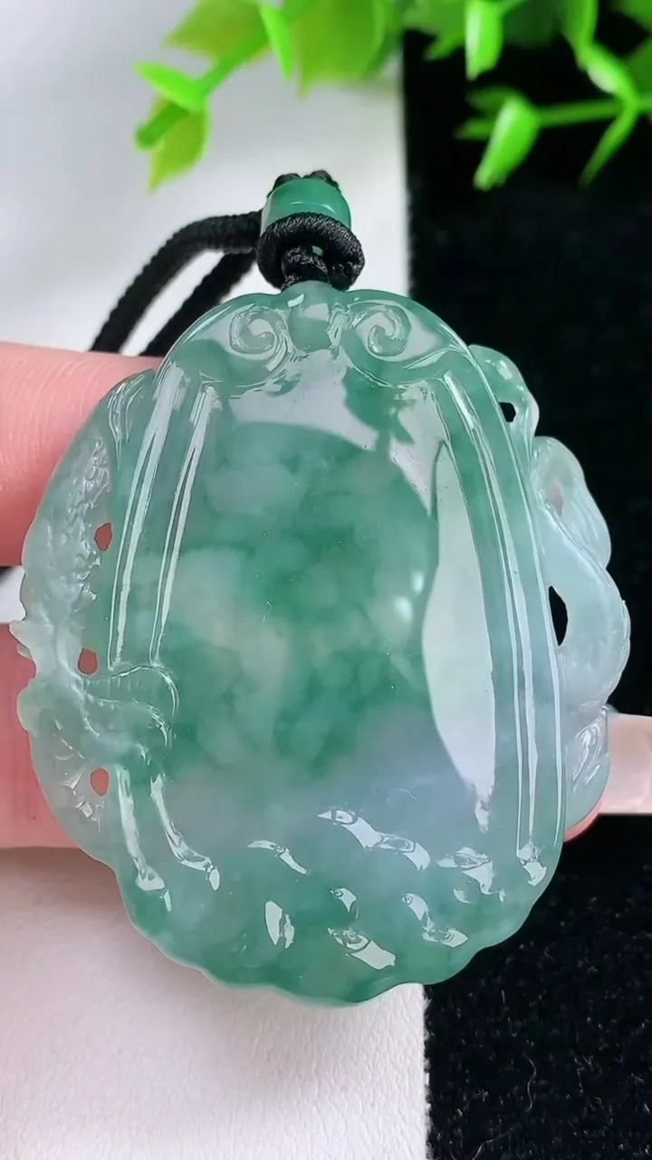 天然A货翡翠种飘花祥龙观音菩萨吊坠，尺寸48.7-41.7-6.3，重量:29.49g
1月30日