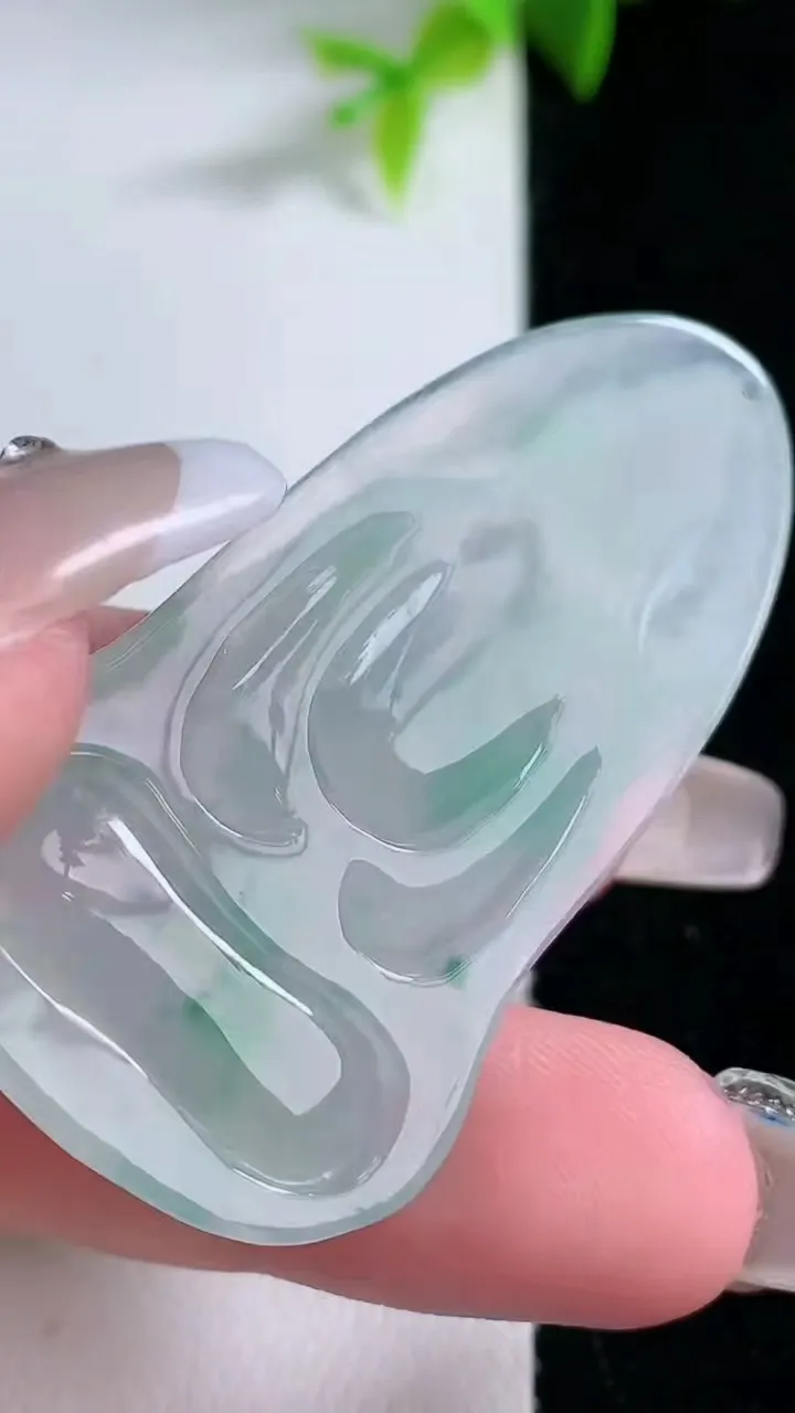 天然A货翡翠冰种飘花观音菩萨吊坠，尺寸50-28.8-5.5，重量:12.77g
1月30日