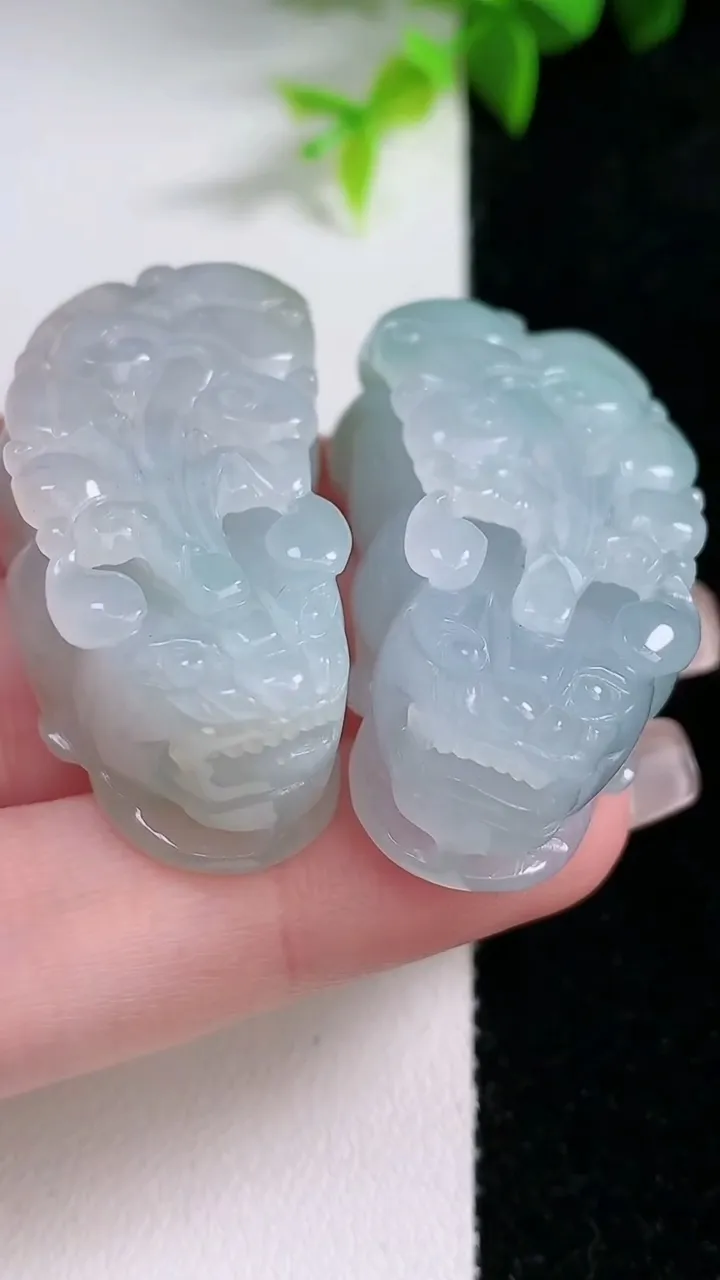 天然A货翡翠貔貅吊坠一对，尺寸70.8-20-14.4，重量:53.43g
1月30日