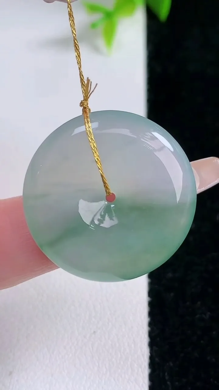 天然A货翡翠平安扣吊坠，尺寸26.4-5.7，重量:8.54g
1月30日