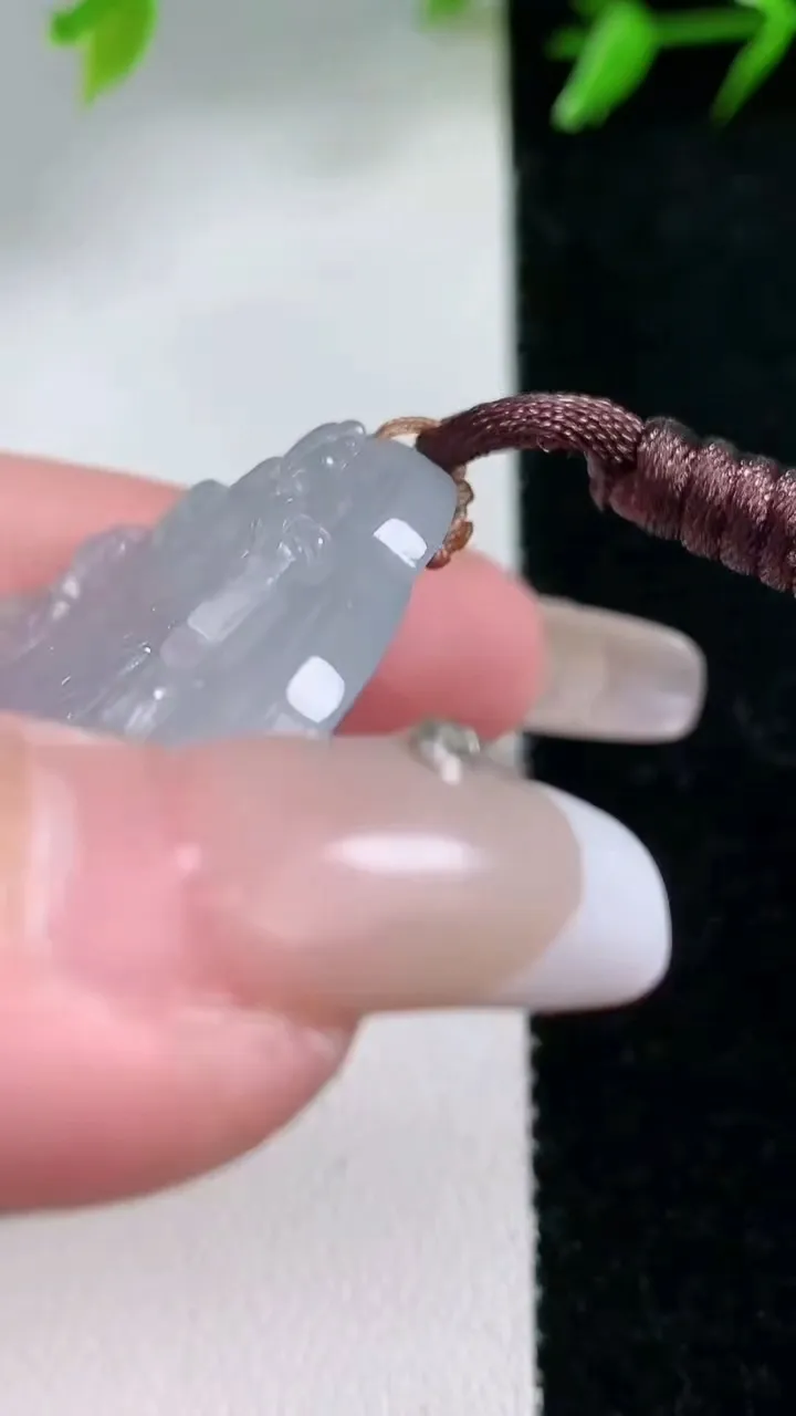 天然A货翡翠种白冰千手观音吊坠，尺寸49-40.4-5，重量:19.95g
1月30日