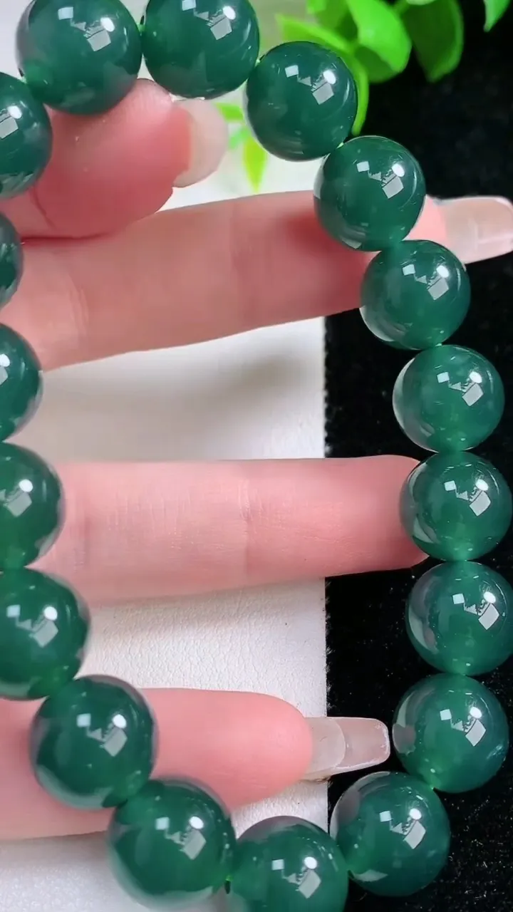 天然A货翡翠圆珠手串，尺寸11.6-18颗，重量:51.17g1月30日
工厂直销收藏佳品,种好水足，色泽均匀，有种有色，上手高大气！