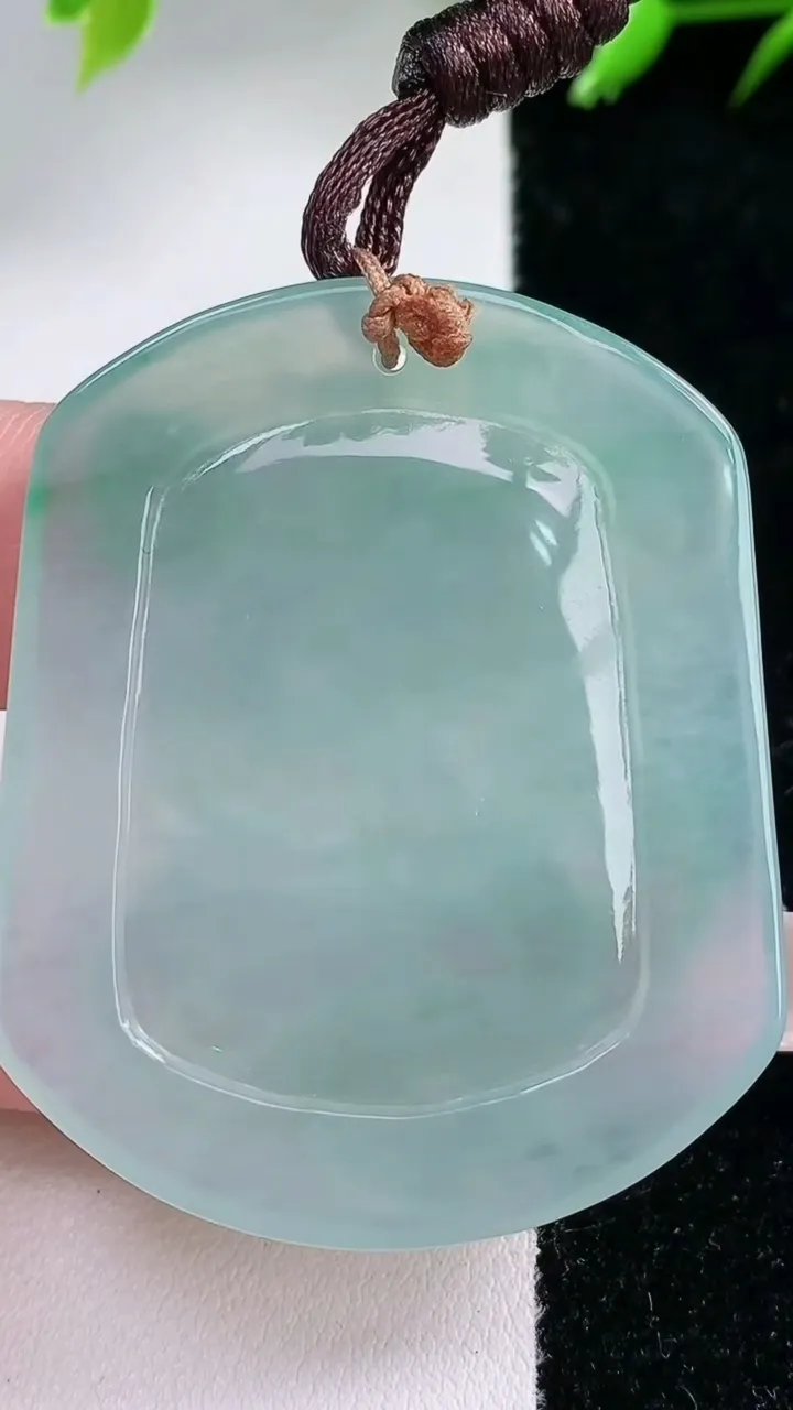 天然A货翡翠龙牌吊坠，尺寸47-39-5.5，重量:21.04g
1月30日